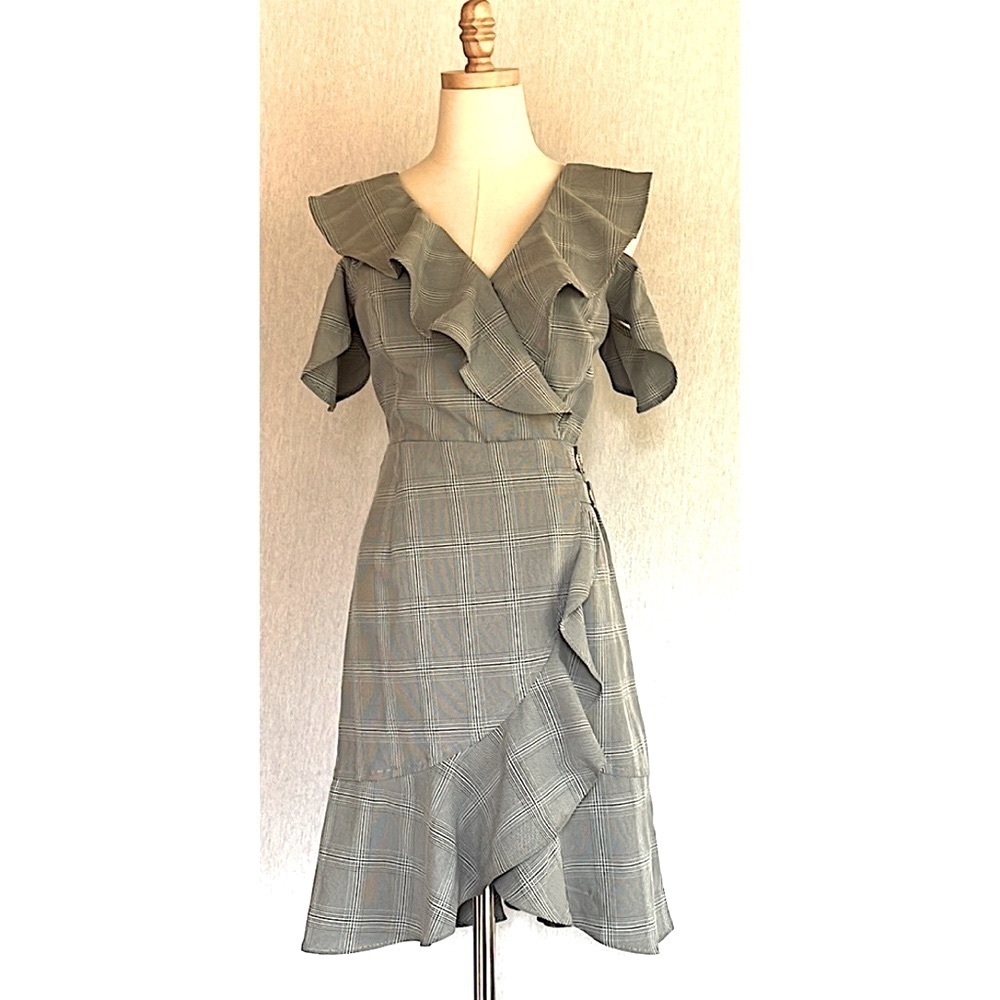 Luxe Apothetique gray plaid ruffle cold shoulder dress